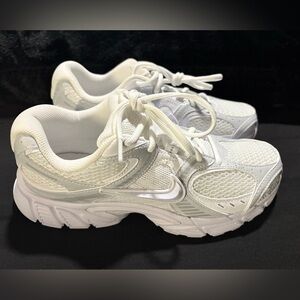 ***NEW*** Nike V5 RNR White Athletic Shoes with Cushioned Midsole